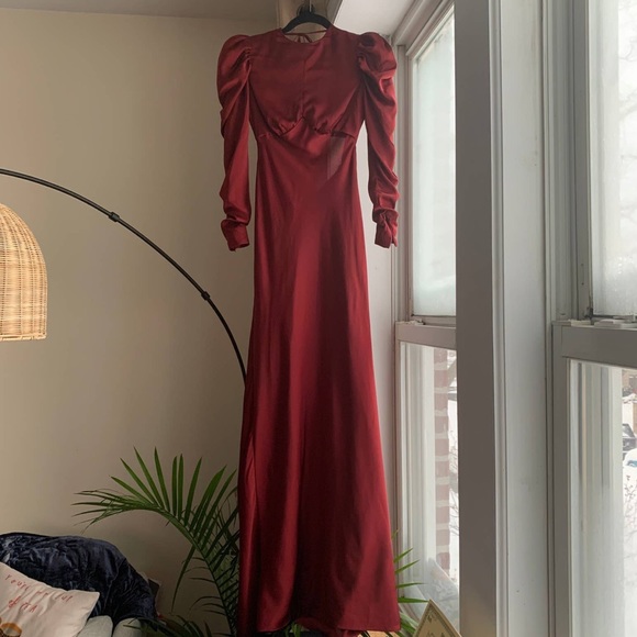 HOUSE OF CB Ottillie Sexy Open Back Puff Sleeves
Silky Satin Red Maxi Gown Dress - Picture 2 of 14